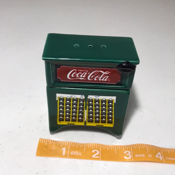 Coca Cola Ice Box Salt and Pepper Shaker - Picture 1 of 3